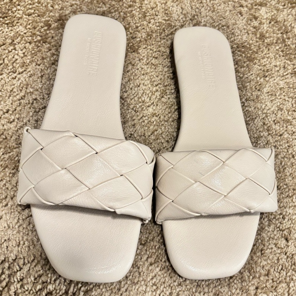 NWOT CUSHIONAIRE SANDALS